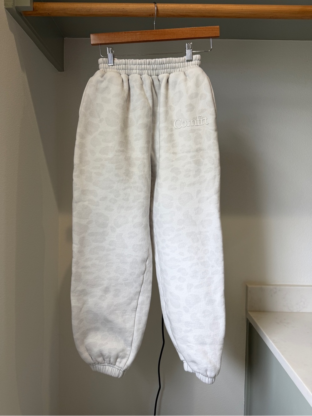 NWOT, Comfrt Kids Minimalist Sweatpants in Snow Leopard, XL